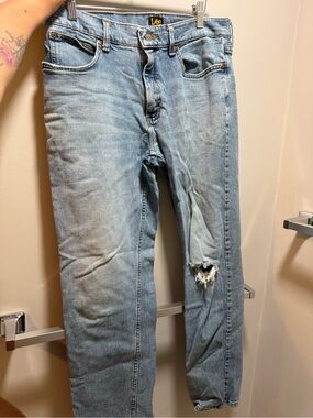 Lee Men’s Light Blue Distressed Straight-Leg Jeans